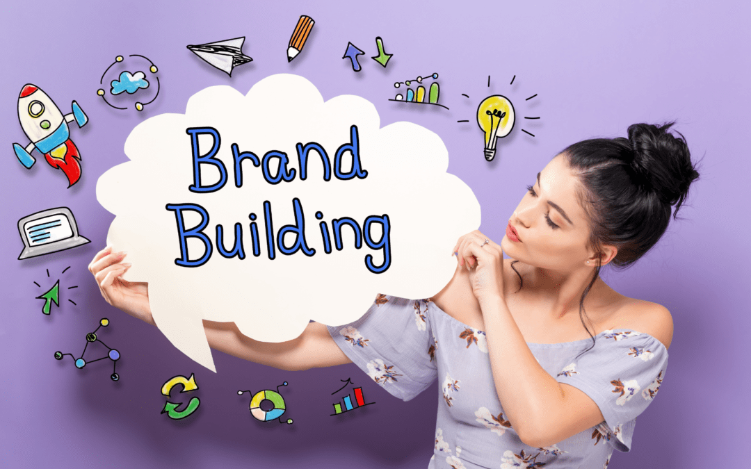 Eine Person hält eine Sprechblase mit dem Text 'Brand Building' vor einem lila Hintergrund und wird von bunten, ikonischen Illustrationen umgeben, die Marketingbegriffe darstellen.