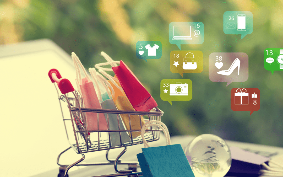 Einkaufswagen mit bunten Tüten steht auf einem Tisch; über ihm sind verschiedene digitale Icons sichtbar, die Produkte und Nachrichten symbolisieren, was auf eine E-Commerce-Optimierung hinweist.