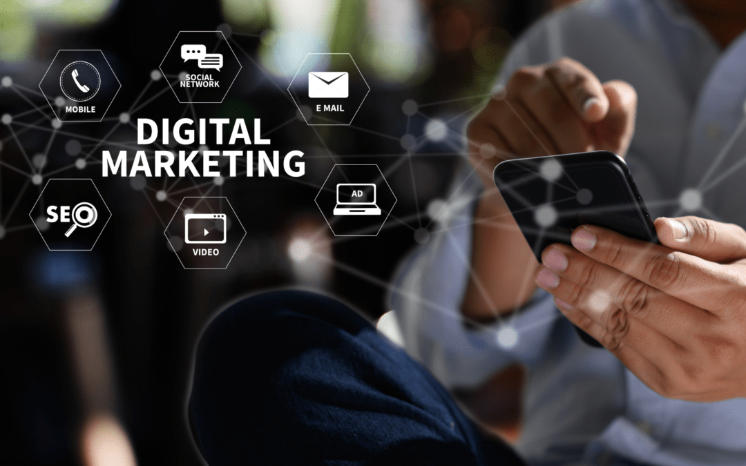 Eine Person interagiert mit einem Smartphone zur Suchmaschinenoptimierung (SEO) im Kontext des digitalen Marketings. Symbole für digitale Medien sind sichtbar.