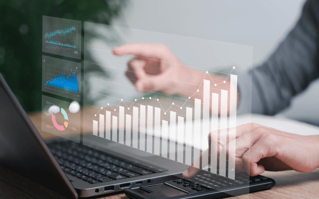 Eine Person tippt auf einem Laptop, während Grafiken und Diagramme für die Messung des Online-Marketing-ROI angezeigt werden. Die Hand zeigt auf eine steigende Kurve.